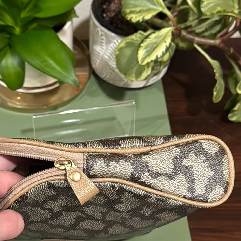 Yves Saint Laurent Gray and Tan Clutch with Giraffe 🦒 Print - Picture 5 of 6
